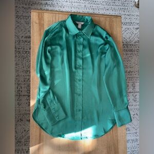 H&M satin holiday green button up shirt